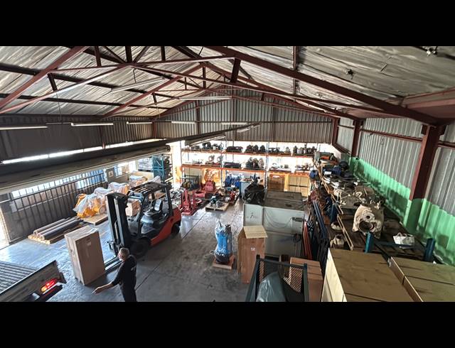 380M² WAREHOUSE TO LET IN JET PARK